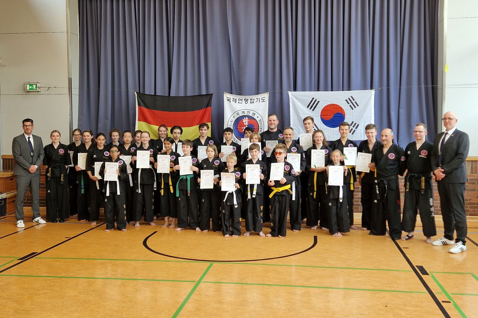 Gruppenfoto der HKD-Sportler*innen des Kampfkunst Ilyo Herzogenrath und Musado Alsdorf nach der erfolgreichen KUP-Prüfung Image