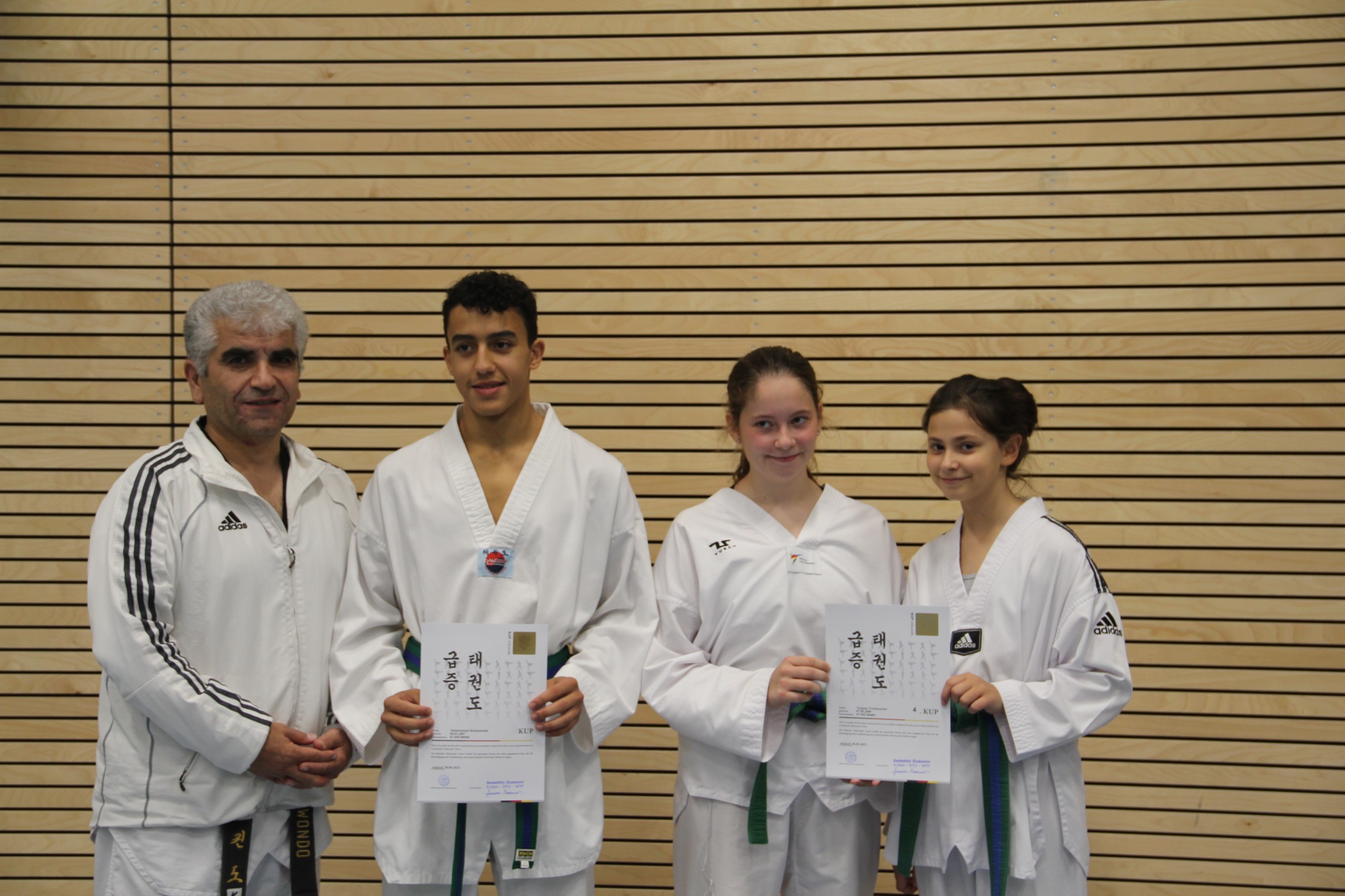 Von Links: Prüfer Sadettin Özdemir, Abdassamad Benhannada, Tatjana Trenkenschuh und Amina Hiseni Image