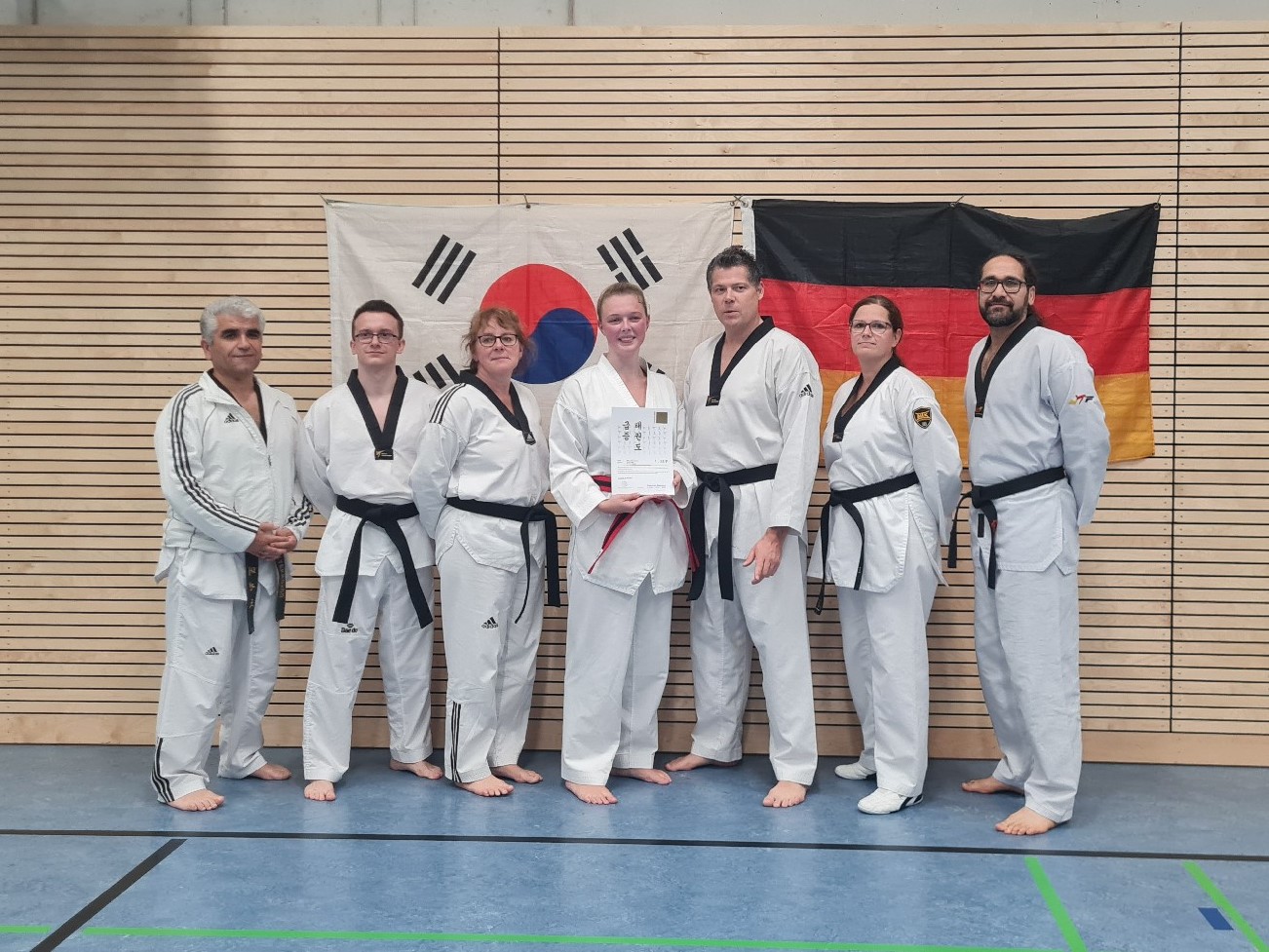 Freut sich über die bestandene Prüfung: Jill (Mitte) mit Helfern und dem Prüfer Sadettin Özdemir (li) Image